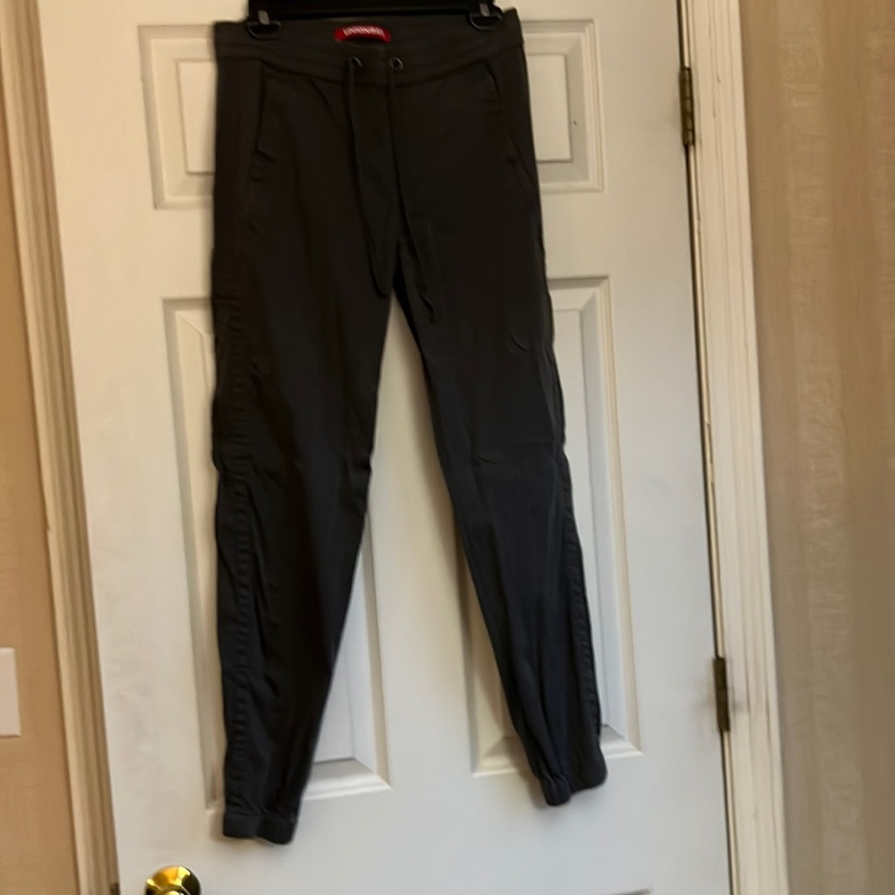 Women’s UnionBay gray cargo joggers.
